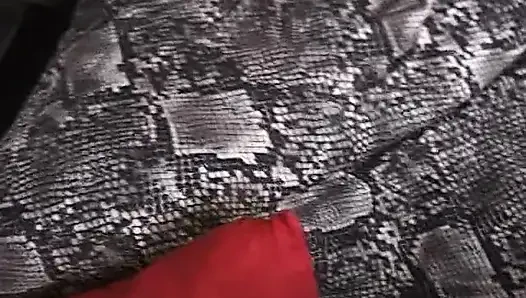 Kızıl saçlı kadın parmakları ve yarağıyla oynuyor