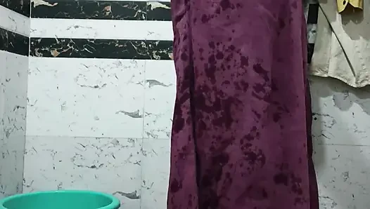 Priya si kakak ipar india dengan pantat bahenol lagi asik mandi