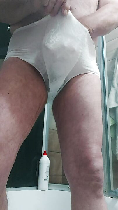 Hvite truser på badet.