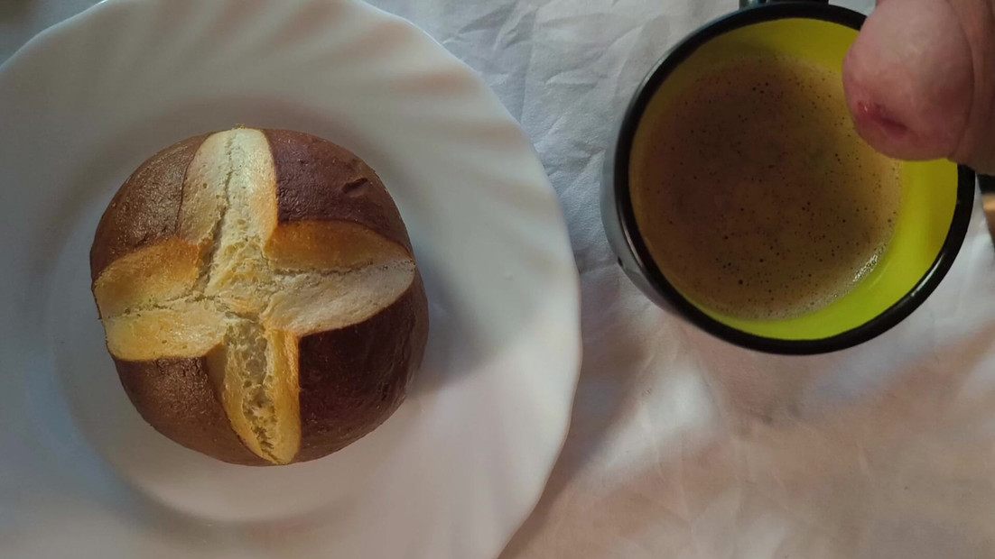 按照要求，我在我的咖啡里撒尿，我的包子也得到了一些东西