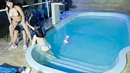Flagra! Von Zwei Brünetten Beim Masturbieren Im Öffentlichen Pool Der Eigentumswohnung Erwischt