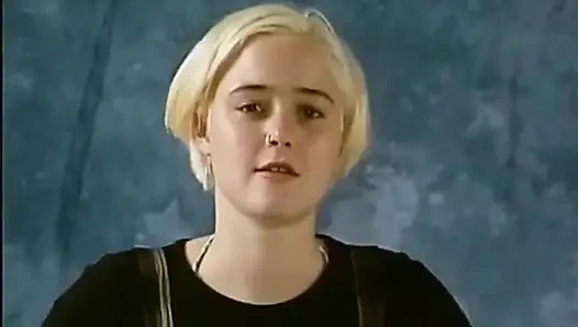 Sie ist ein süßer deutscher teenager, der gerne in dessous posiert