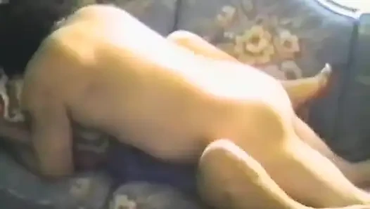 Utangaç bir esmer dildo ve yarakla sikiliyor