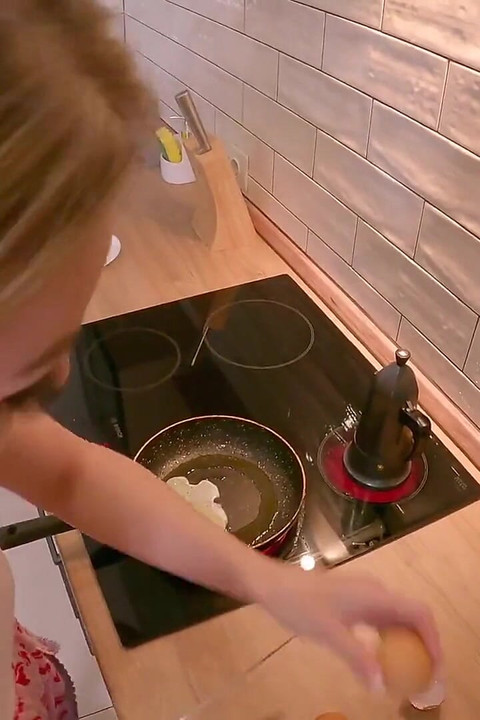 Žena je mužu pripremala jaja za doručak