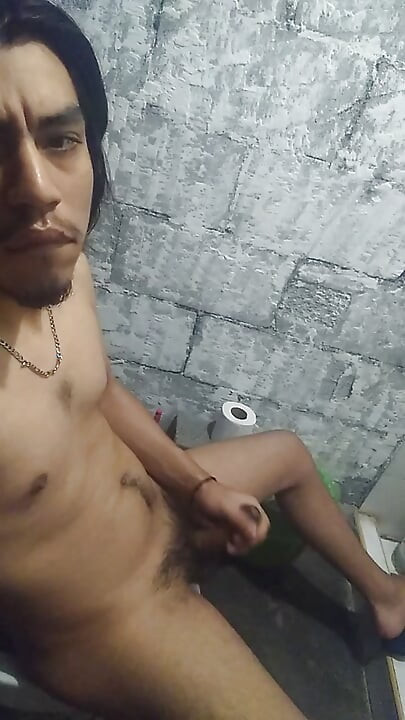 男人在淋浴时赤身裸体