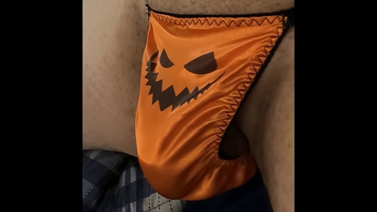 Jugando con mi bulto en una tanga de satén de halloween