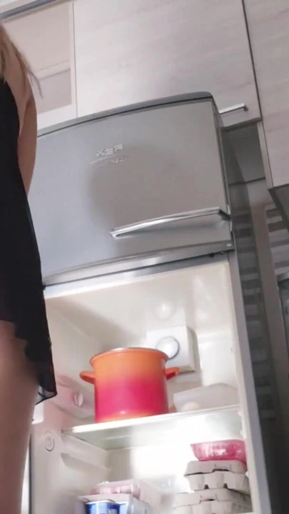 一个没有 Tatoo 的热辣金发女郎喜欢穿着内衣和裸体为你做饭 | 短片 2