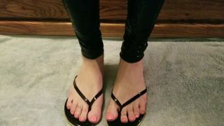 Femboy voeten in teenslippers