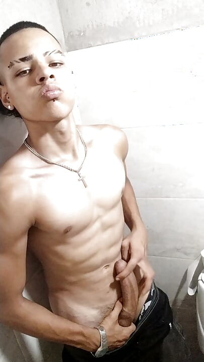 O ator Alejandro existe na frente da câmera