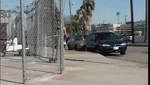 Şehvetli zenci genç kız sert bir aksiyondan sonra yüzüne büyük bir boşalma alıyor