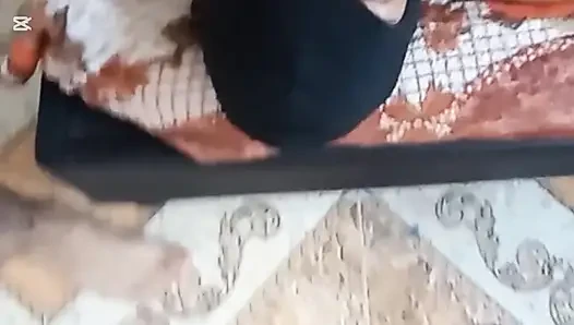 Pengantin wanita bertopeng minum air mani dan mengisap