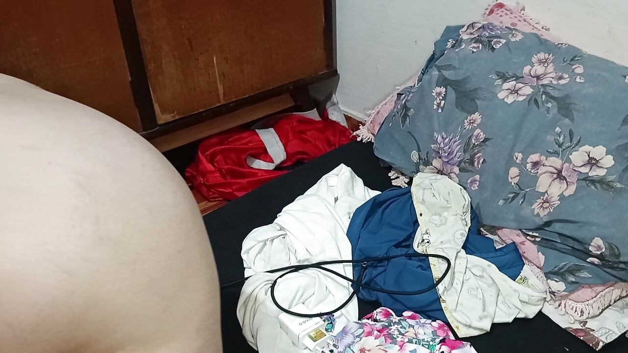 Dia merintih panas saat kontol besar itu menembusnya