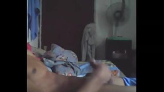 Malajski chłopak masturbuje się w sypialni siostry