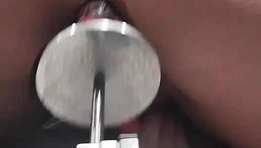 Вид за моей машиной для траха, растягивающей мою киску в видео от первого лица