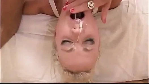Pijatan sensual gadis remaja rambut pirang yang aduhai berubah jadi liar