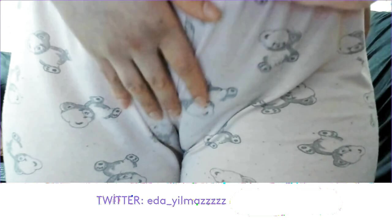 CAMELTOE- SWOLLEN PUSSY- RUBBING PUSSY WITH PAJAMA