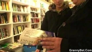 Stor tuttad mogen dam slås av en ung kille