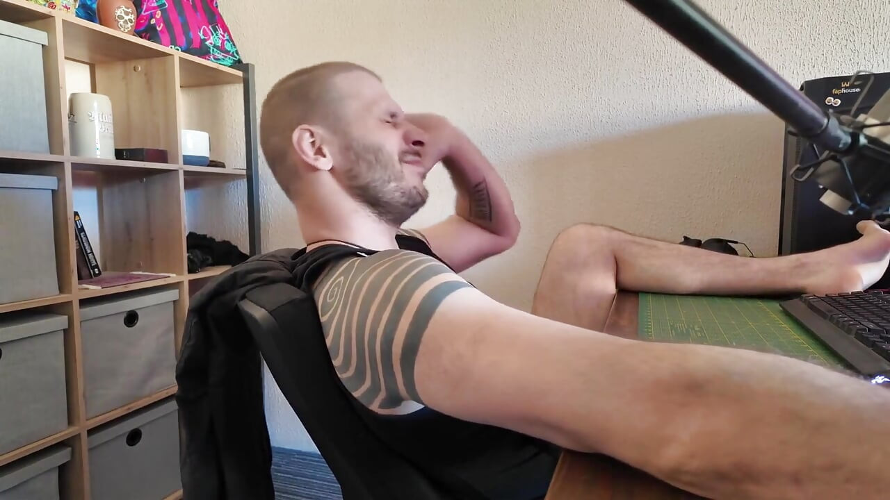 Jerking off to Porn