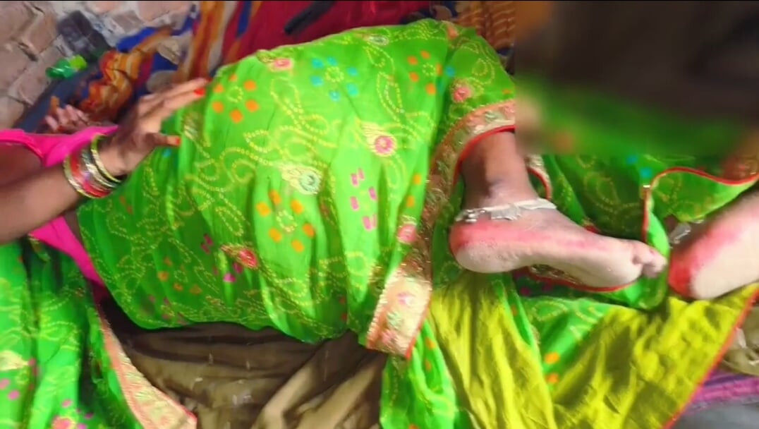 Green Saree wali desi bhabhi ne bhaiya ka kala lund apne chut me dal ke maza liya.dehati village husband wife ki romantic sex