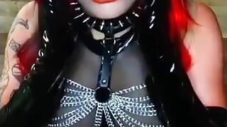 Chica gótica con máscara femenina