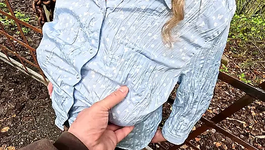 Порка сисек на заборе