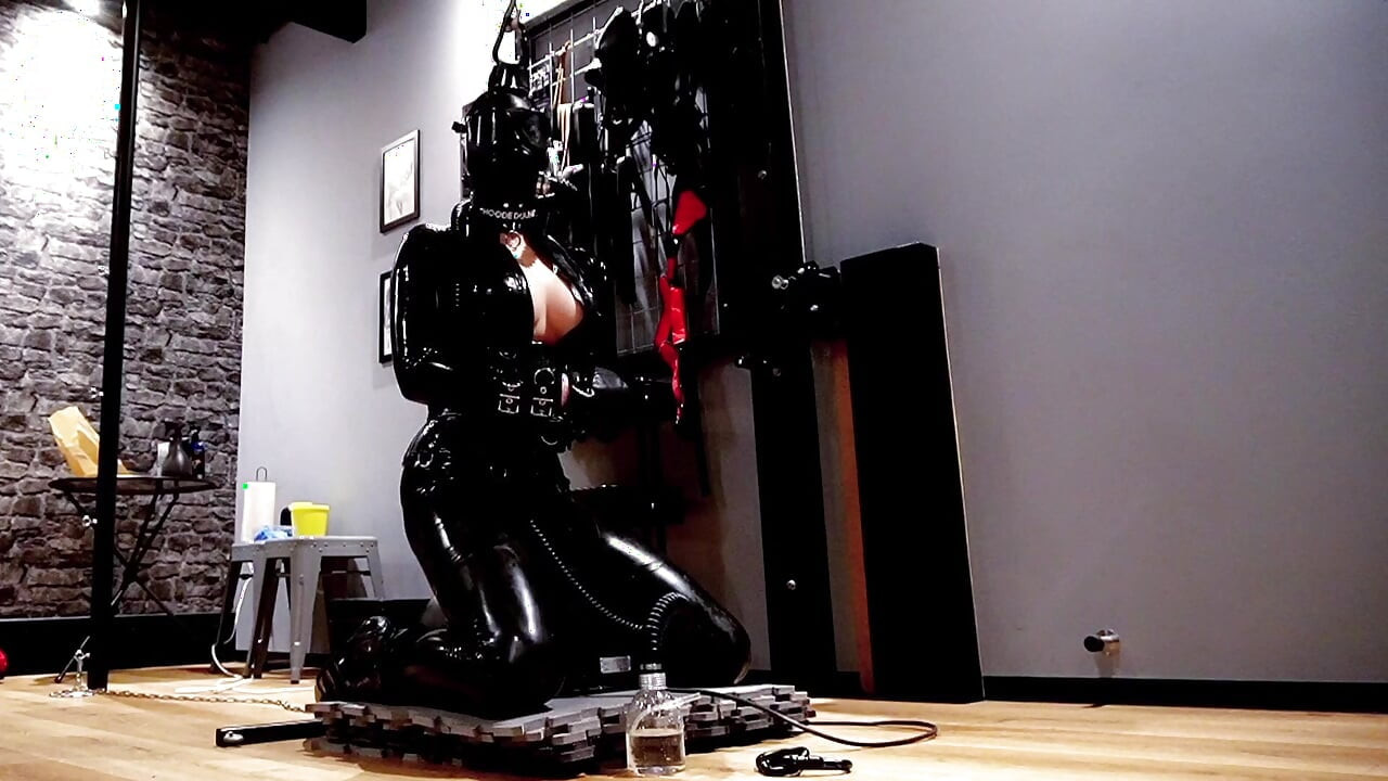 在一些严重的自我束缚中被绑在Sybian