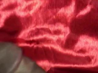 Éjacule sur mes draps en satin rouge