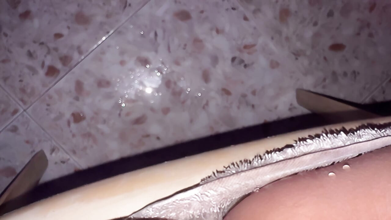 Brunette Squirt: Magic Fingers and Uncontrolled Squirts