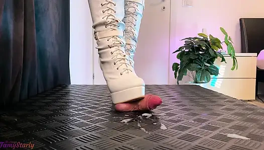 Kız arkadaşın tarafından otk beyaz yüksek topuklu çizmeler içinde tekmelendi ve ezildi - yarak taşakları eziliyor, ayakkabıyla muamele, çizme, cbt, taşak ezme