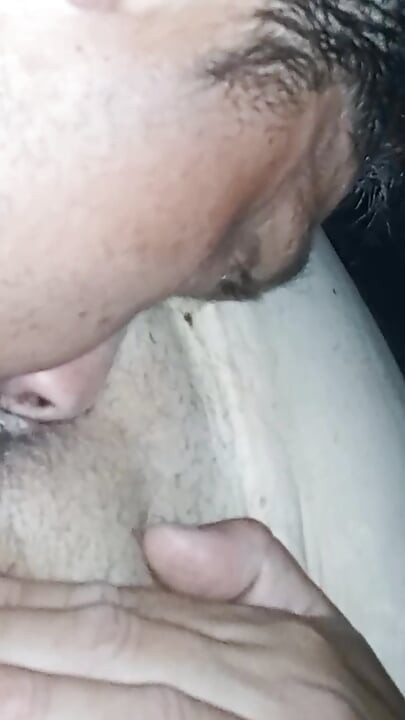 Homem húngaro de Szeged lambe gananciosamente a buceta molhada da mulher roma quente - língua apaixonada fodendo, lambendo buceta salivando, mulher cigana gozando