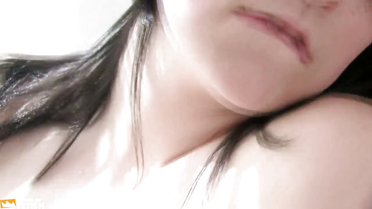 Brunette na Babae na Nagpapasaya sa Kanyang Shaved na Puke gamit ang Adult Toy sa Upuan