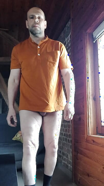 I show myself in front of my window to passers-by and I cum on the glass big squirts