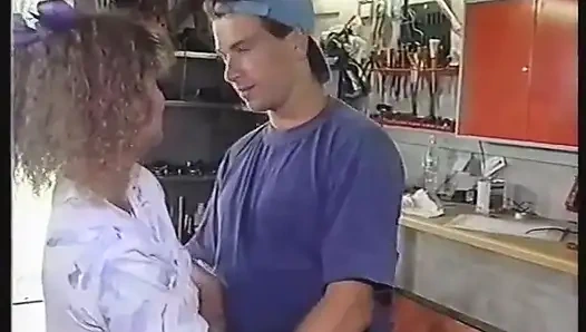 Kıvırcık saçlı sarışın genç kız sakso çekiyor ve sıkı götünü siktiriyor