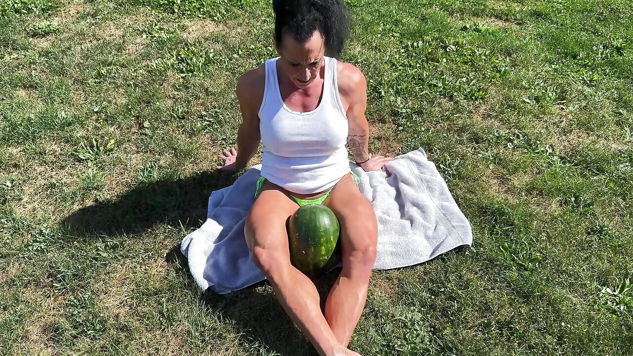 Milf musculosa Kandys, sandía, aplastamiento y dominación