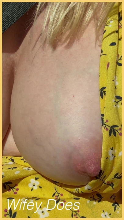 人妻露出她完美的熟女奶子