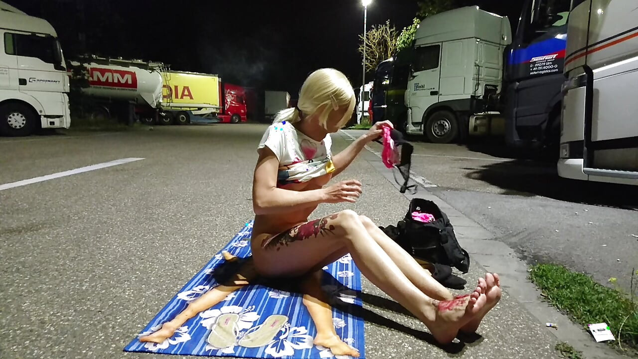 在卡車座椅上脫衣自慰