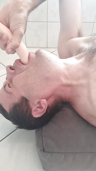 Eu como minha própria garganta