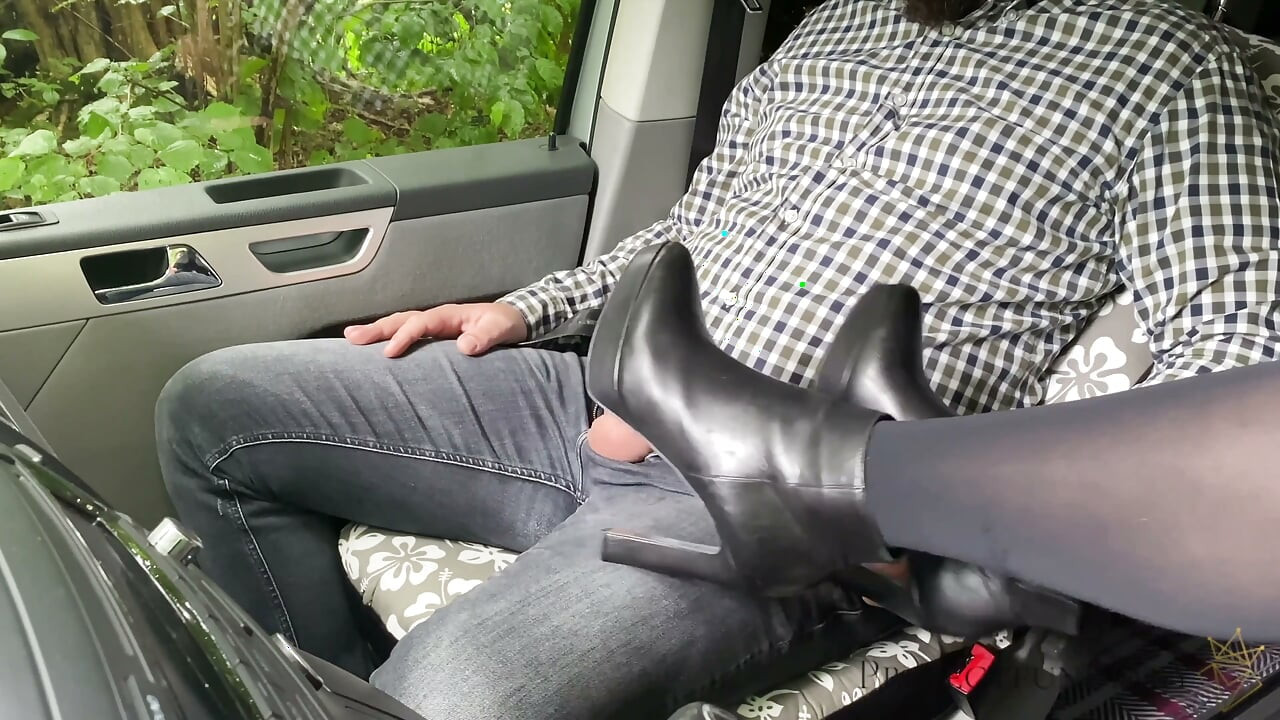 Driving lesson - girl seduces instructor