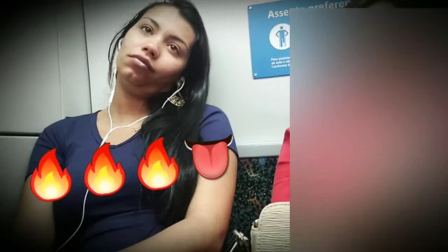 Gravidinha mirando o volume