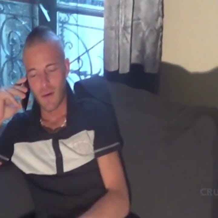 Υποταγή με αθλητικά παπούτσια στον καναπέ στο σπίτι