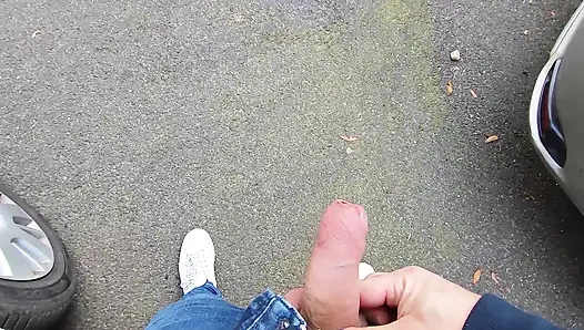 Pamer kontol - aku menarik penisku di depan gadis seksi di jalanan dan dia membantuku muncrat - sangat berisiko