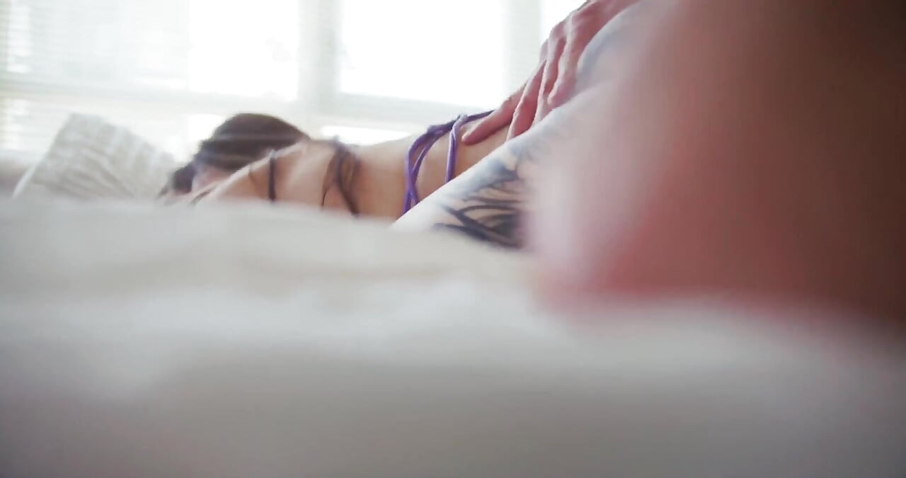 근접 촬영 질싸로 오일을 젖히고 따먹히는 아시아 섹시녀