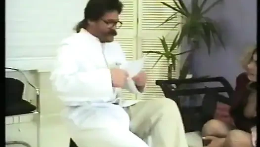 Verführerisches schätzchen wird im badezimmer angepisst