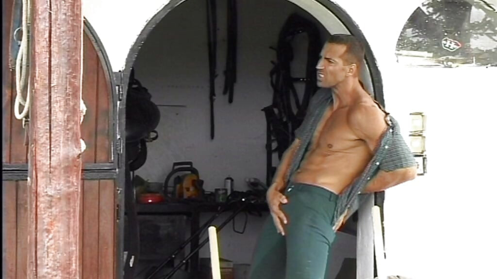 Mladi mišićavi hunk ivica svoj čudovišni kurac solo i snima