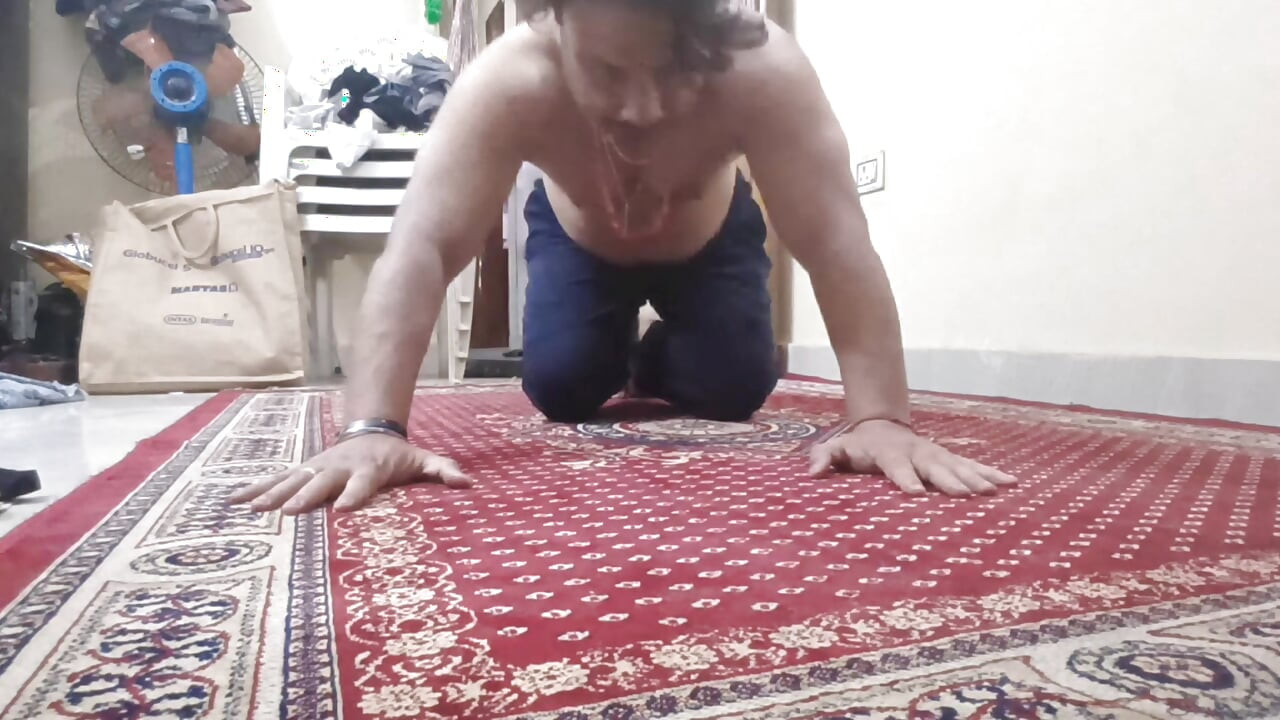 Starac streše svoje telo tokom vrelog treninga