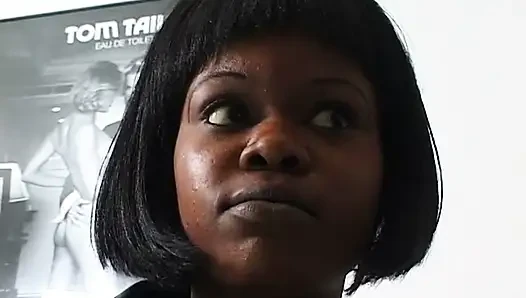 Remaja ebony berbulu mengisap kontol putih