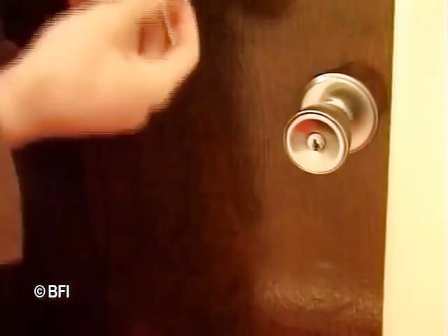 Xkiss - MC berada di jalan raya, bahagian 1.  2 adegan dalam 1