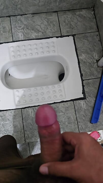 Dick play with rubbing and peeing at the same time