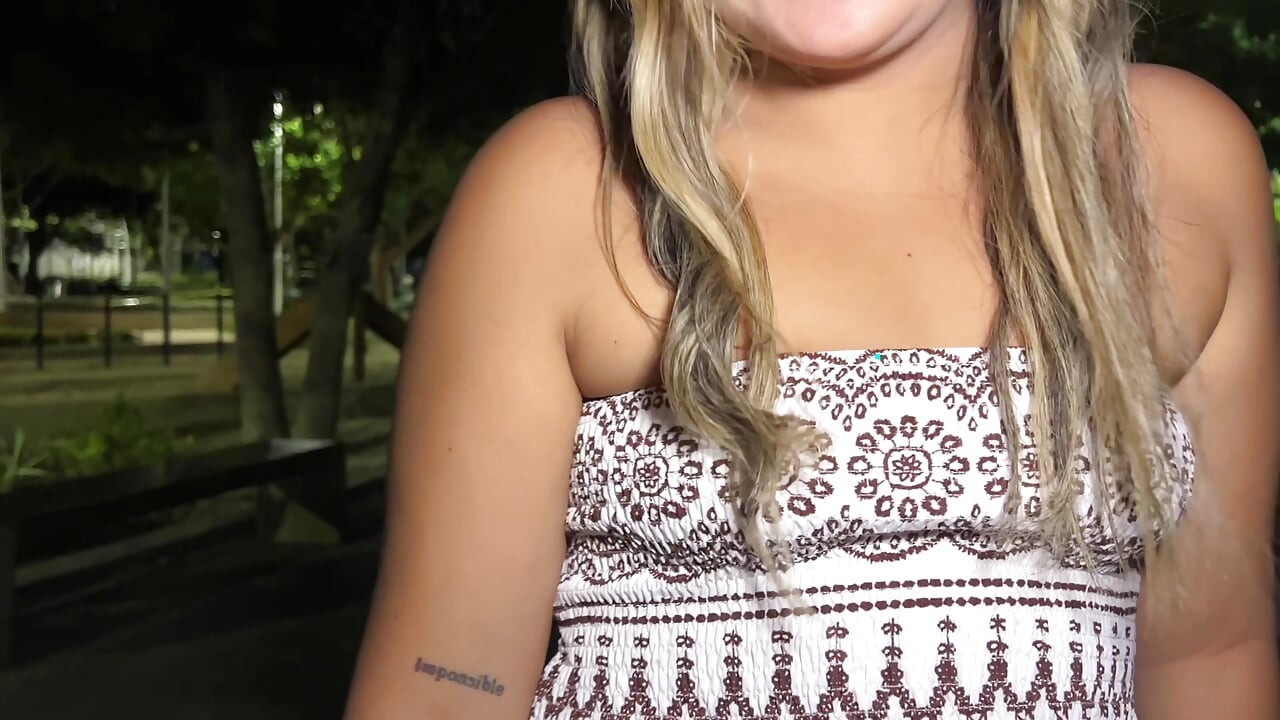 Colombian slut offers me her services and shows me her attributes on the street