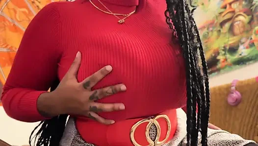 İri göğüslü zenci kadın yırtık taytının içinde dildoyla sikişiyor